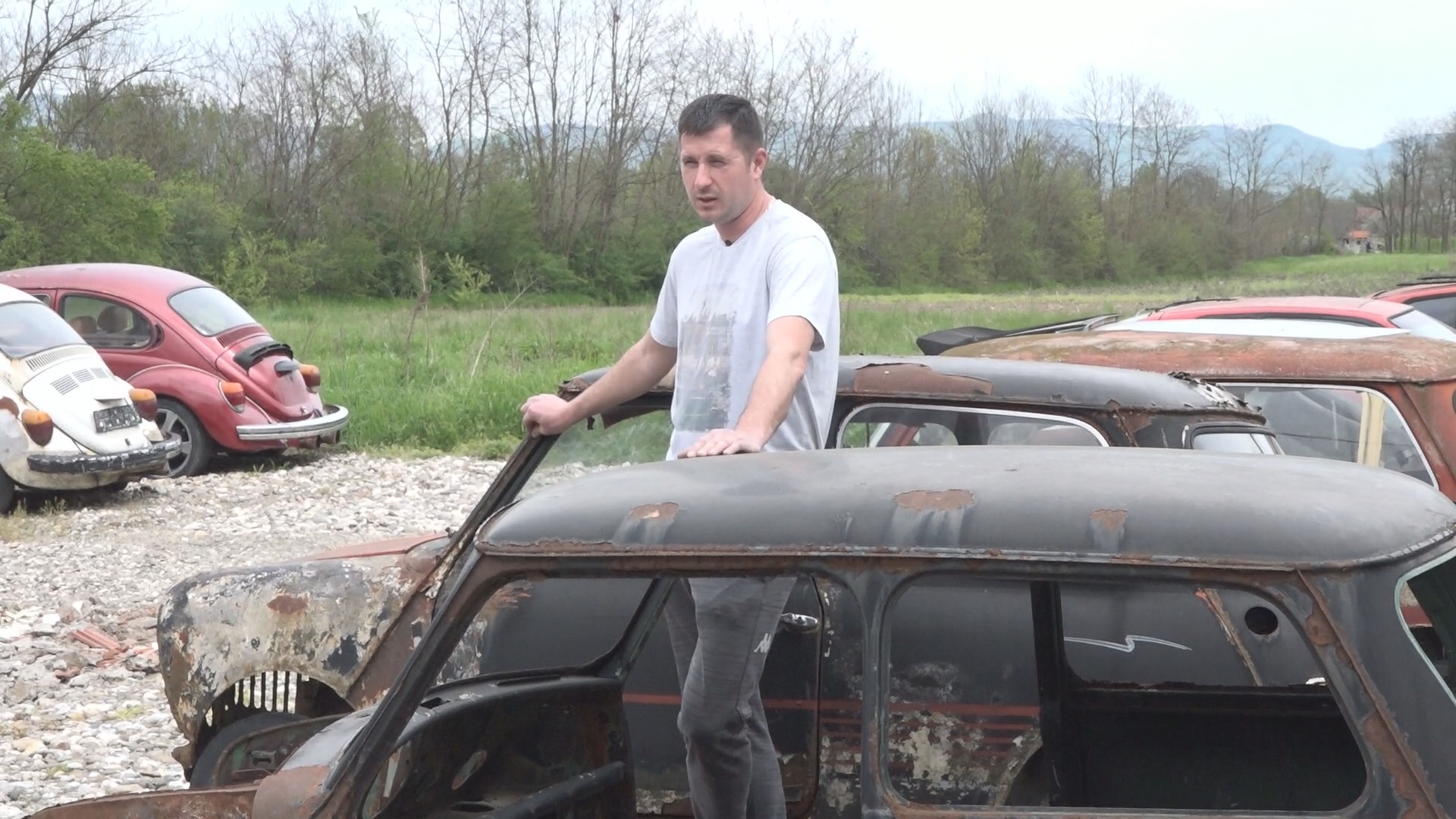 Kod njega nijedan automobil ne ide u staro gvožđe: Goran iz Mrčajevaca je mađioničar za oldtajmere, jednog uništenog poršea sredio i prodao za 75.000 evra/ Foto: RINA