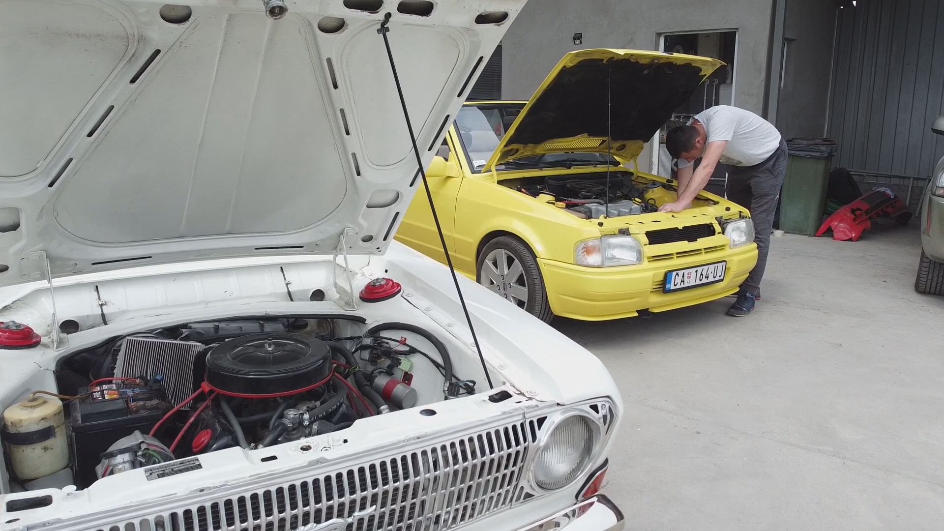 Kod njega nijedan automobil ne ide u staro gvožđe: Goran iz Mrčajevaca je mađioničar za oldtajmere, jednog uništenog poršea sredio i prodao za 75.000 evra/ Foto: RINA