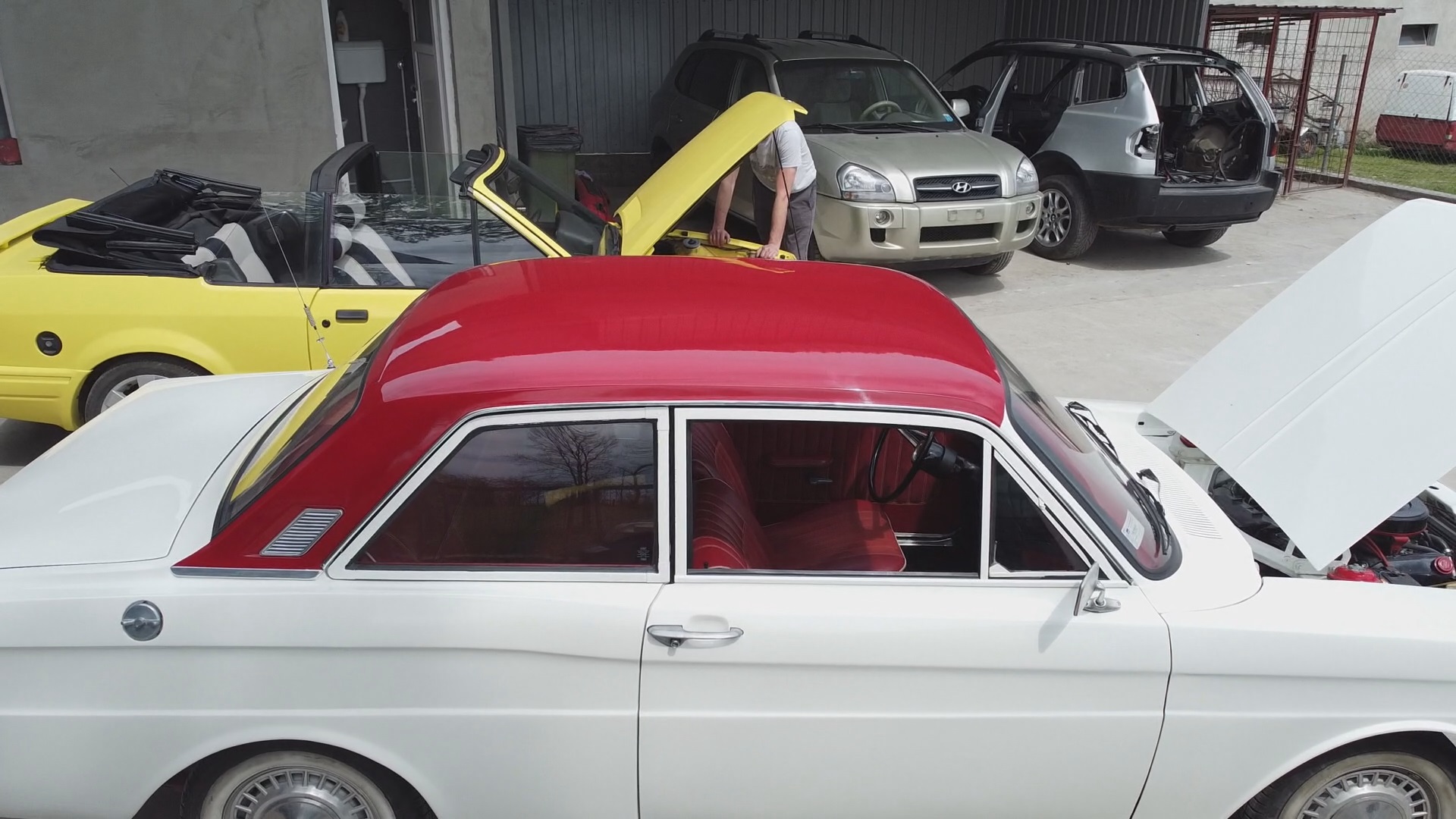 Kod njega nijedan automobil ne ide u staro gvožđe: Goran iz Mrčajevaca je mađioničar za oldtajmere, jednog uništenog poršea sredio i prodao za 75.000 evra/ Foto: RINA