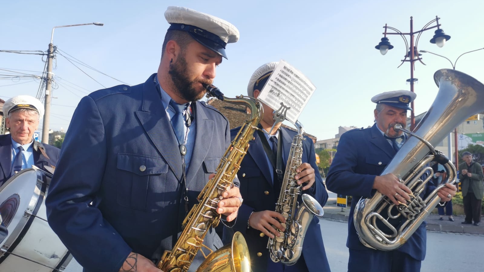 Zagrmele trube ranom zorom kroz centar Čačka: Tradicionalna budilica probudila građane kao nekada, orkestar prošetao ulicama čuvajući tradiciju dugu sedam decenija (FOTO)(VIDEO)