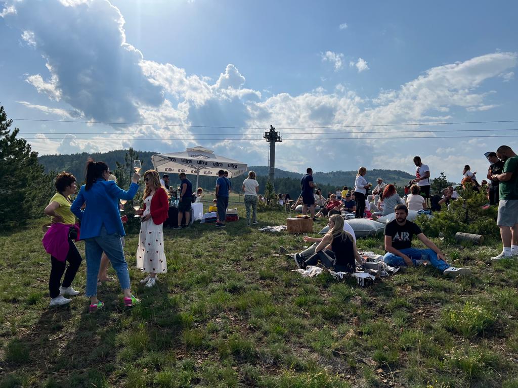 Zlatibor ponovo krcat, nema gde igla da padne: Nikad više putnika na Gold Gondoli, a na karte za ovu turističku atrakciju više ne morate čekati u dugačkim redovima 