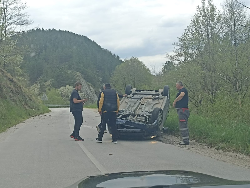 Automobil prevrnut na krov stoji nasred kolovoza: Saobraćajna nezgoda na regionalnom putu kod Čačka, sve se dogodilo u rizičnoj klisuri 