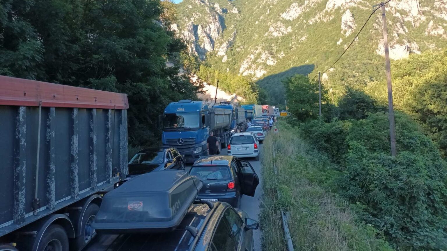 Crnogroci krenuli sa Zlatibora, a Srbi sa mora pa na sredini nastao - haos: Kilometarske kolone vozila formirane na graničnim prelazima Gostun i Dobrakovo 