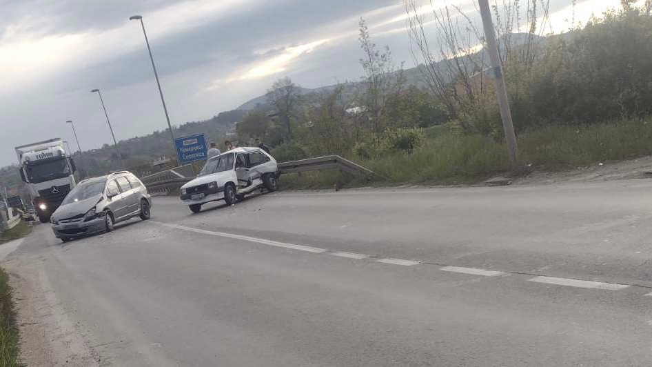 Auto je skoro prepolovljeno: Dva mladića povređena u saobraćajnoj nezgodi kod Čačka, prebačeni u Opštu bolnicu