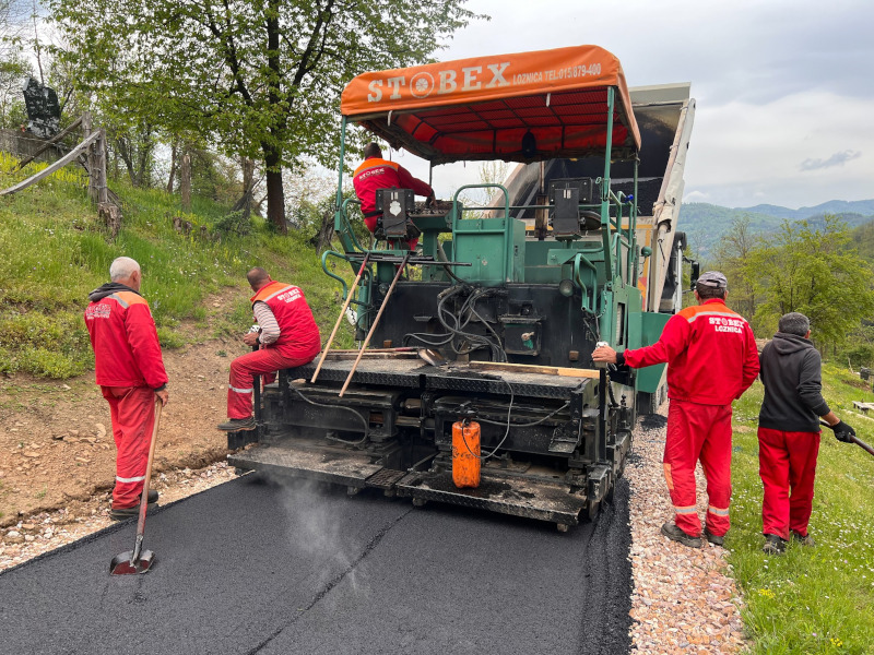 Za njih nije bilo odmora tokom prvomajskih praznika: Putari u Ljuboviji oba dana radili punom parom, asfaltiraju se dva seoska putna pravca (FOTO)
