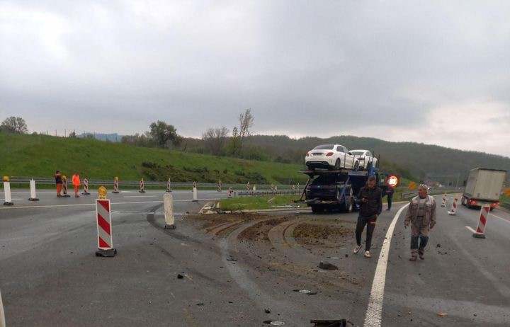 Drama na auto-putu Miloš Veliki: Sa teretnjaka se otkačila prikolica i udarila u zaštitnu ogradu, na njoj se prevozilo nekoliko automobila