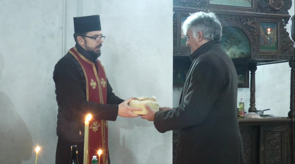 Nikad tužniji Đurđevdan obeležava se u Srbiji: Domaćini doneli kolač i žito u crkvu, a njihove molitve upućene su nedužnim žrtvama (FOTO)
