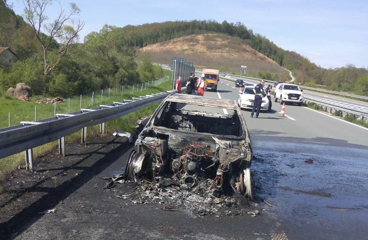Gori mercedes nasred auto-puta Miloš Veliki: Saobraćajni incident u blizini Takova, putnici uspeli na vreme da izađu iz vozila buktinje (FOTO)