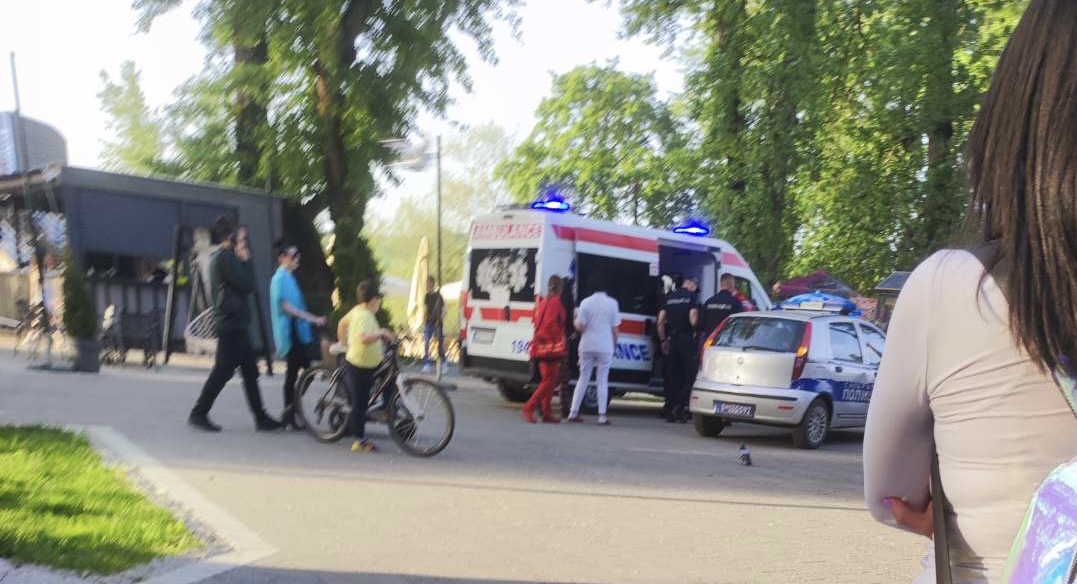Drama na Gradskoj plaži u centru Čačka: Žena stajala na mostu i vikala da će skočiti u reku, policajci uspeli da je spreče (FOTO)