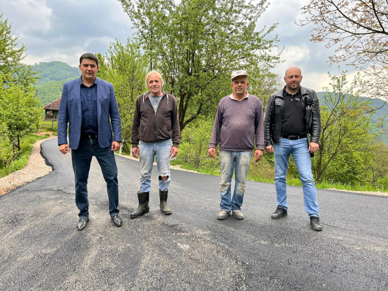 Hoćemo da vratimo ljude u naša prelepa sela, a za to je najvažnije da imaju dobar put: Asfaltiranje makadamskih prilaza na teritoriji Ljubovije u punom jeku 