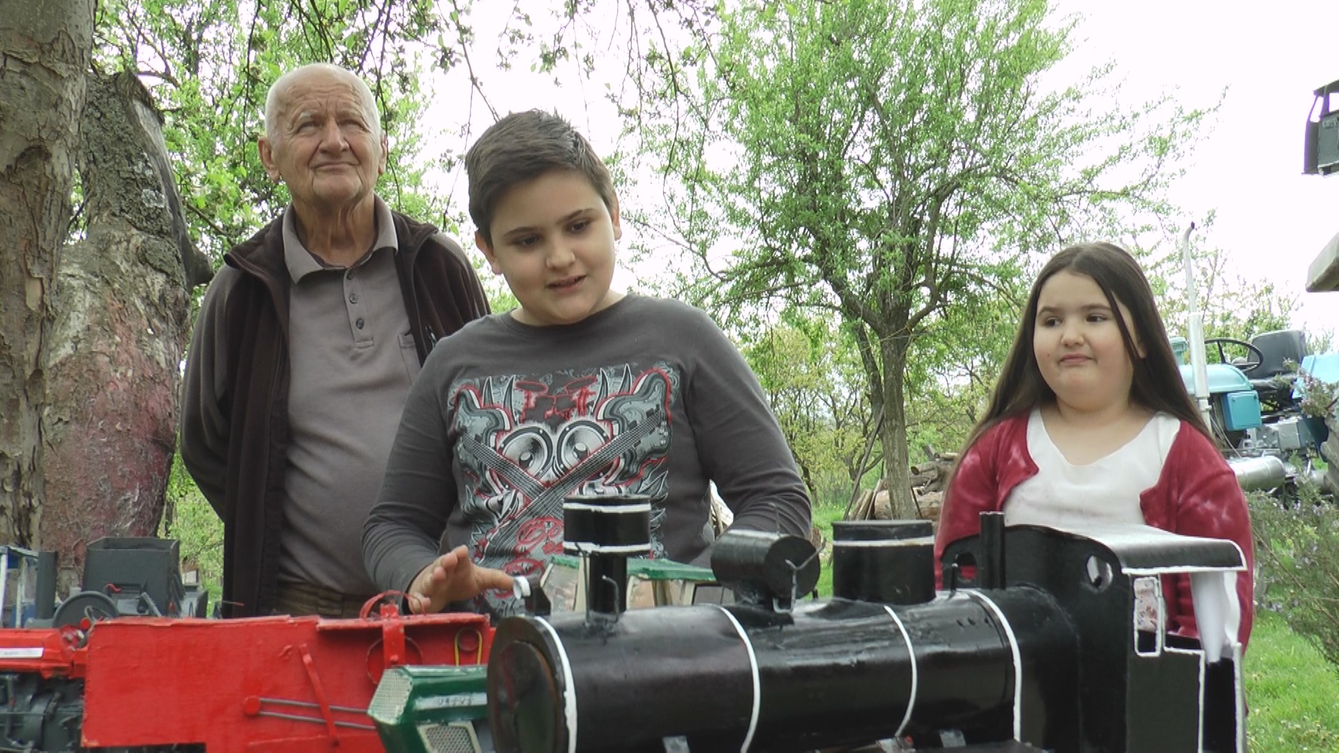 Mali genije iz Gornje Trepče: Nikola svakog vikenda iz grada dolazi u selo i sa dedom pravi makete od kojih zastaje dah (FOTO)