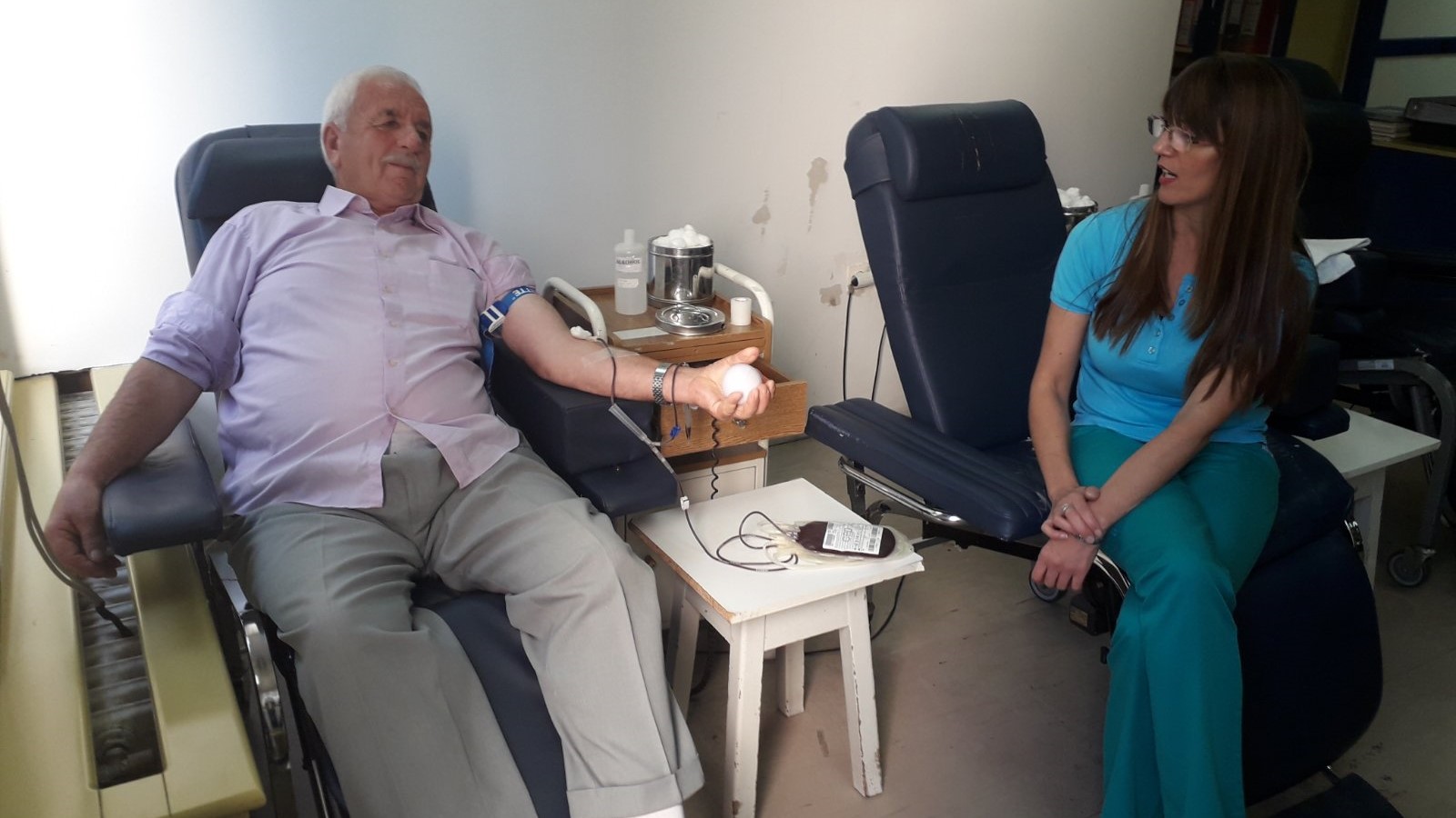 Spasio je na desetine života, čovek ljudska gromada, 80 litara njegove krvi teče venama brojnih građana svih veroispovesti: Hasim iz Sjenice uprkos godinama i dalje želi da daje krv/ Foto: RINA