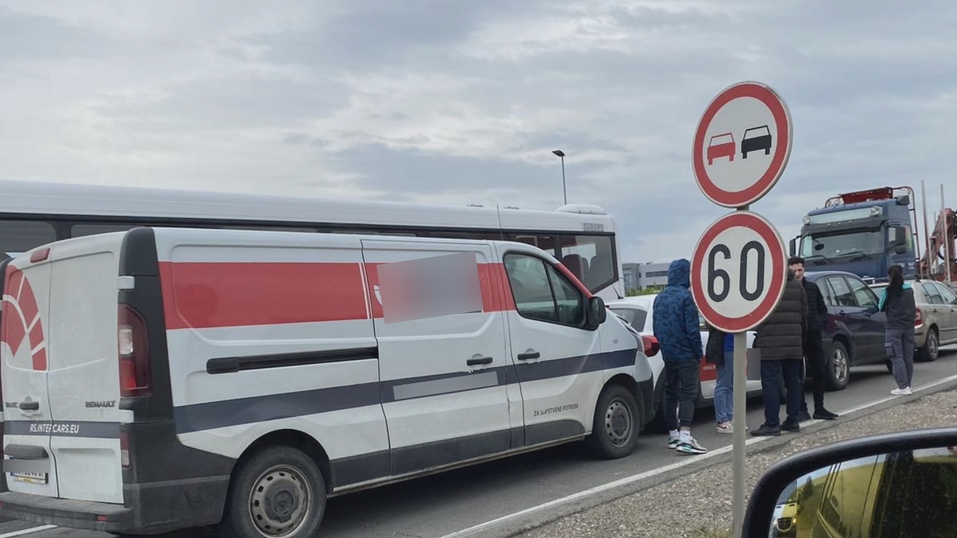 Haos na Ibarskoj magistrali: Lančani sudar četiri automobila u blizini Preljine, svi se zakucali jedan u drugi (FOTO)