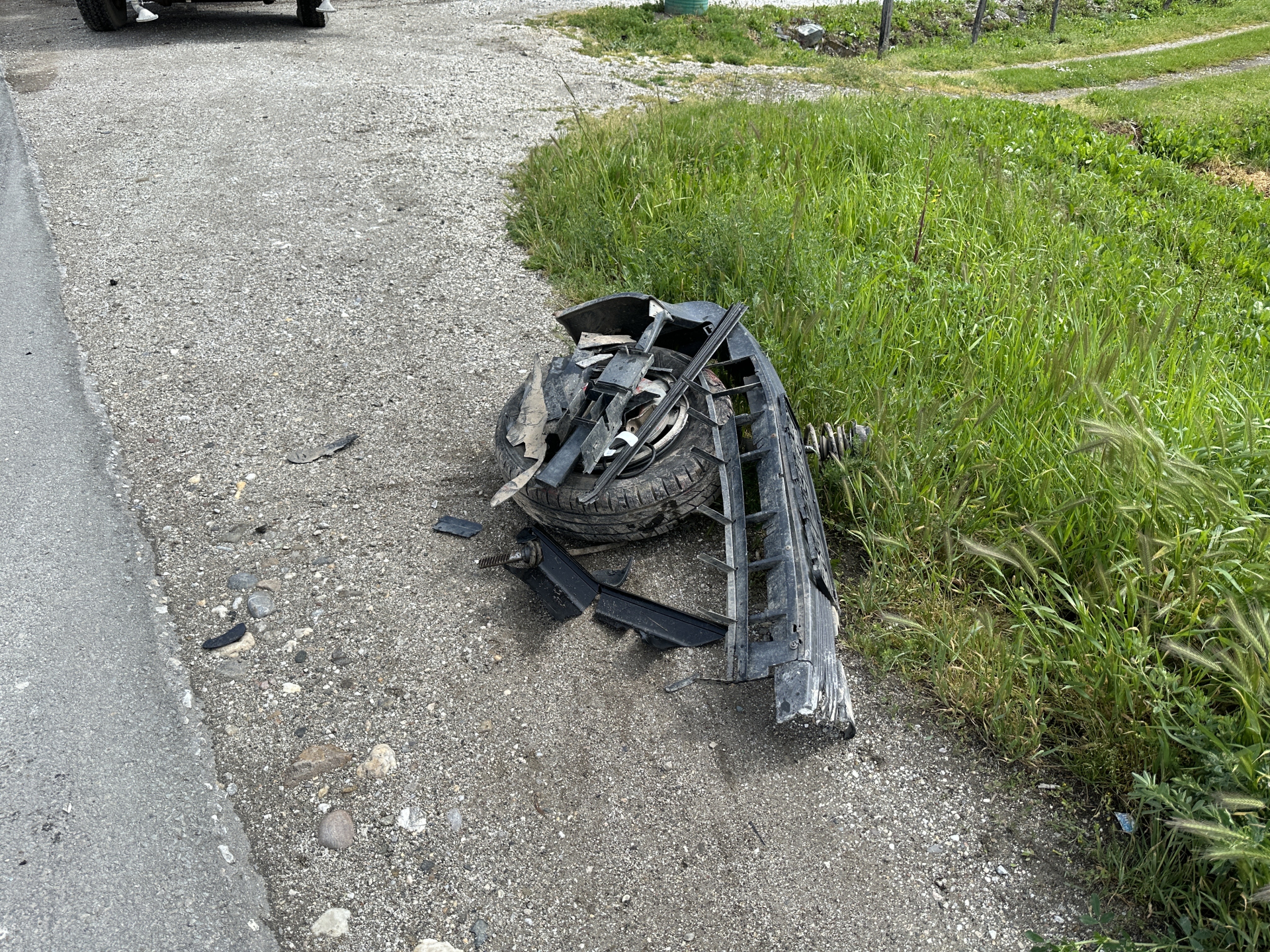Vatrogasci sekli vozilo da izvuku povređenog: Teška saobraćajna nezgoda u Preljini, vozač pasata prešao u suprotnu traku i sudario se sa teretnjakom (FOTO)