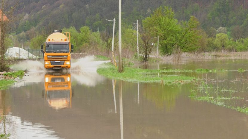 Bez gumenih čizama ne možemo prići kolima: Potop na parkingu u Priboju, sa svakom jačom kišom u centru grada formira se jezero (VIDEO)