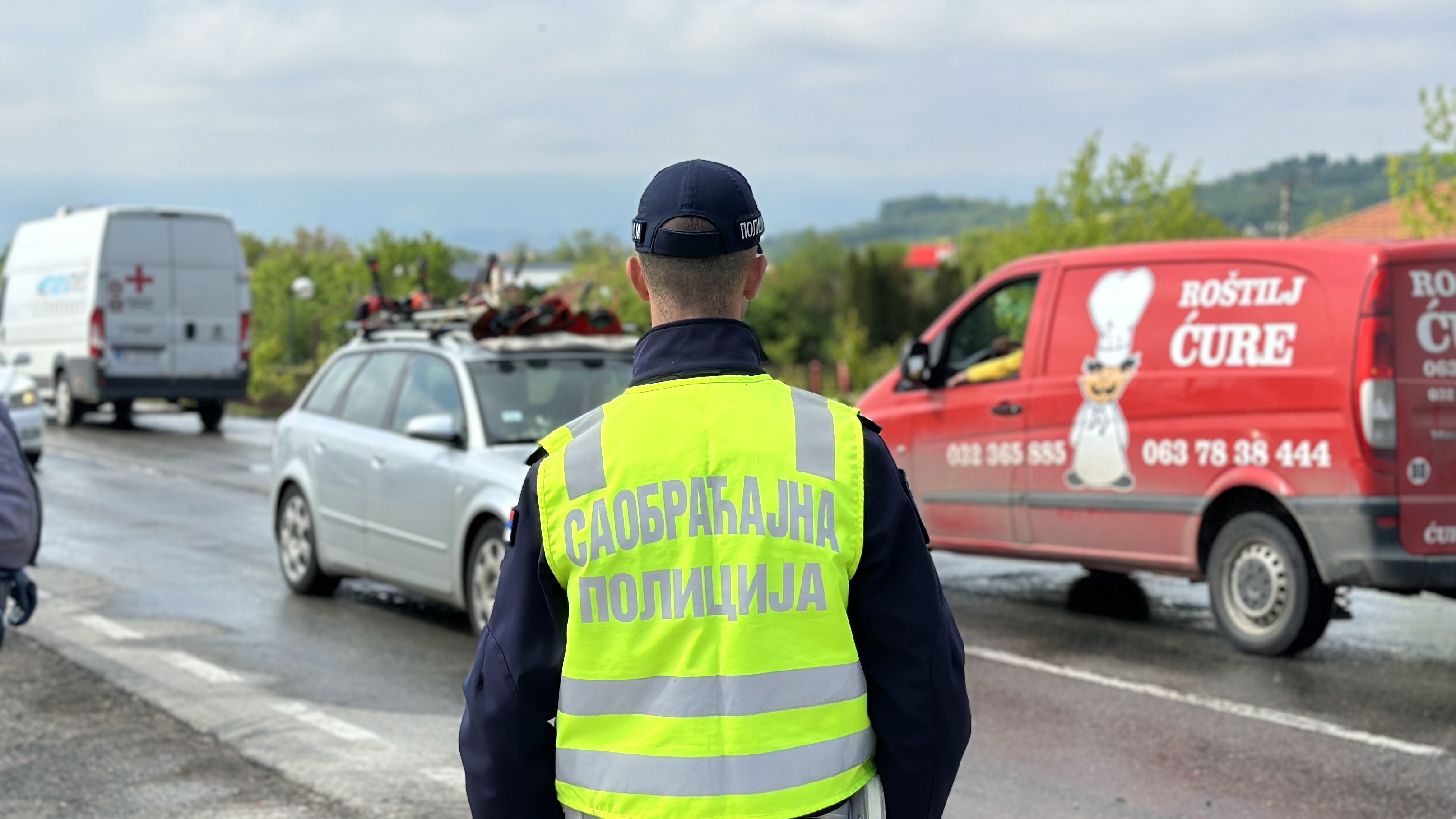 Policajcima uz dokumenta stavio i 20 eura, oni ga prijavili zbog davanja mita: Uhapšen Beograđanin u Šavniku, srpski državljanin upravljao audijem pa završio kod tužoca 