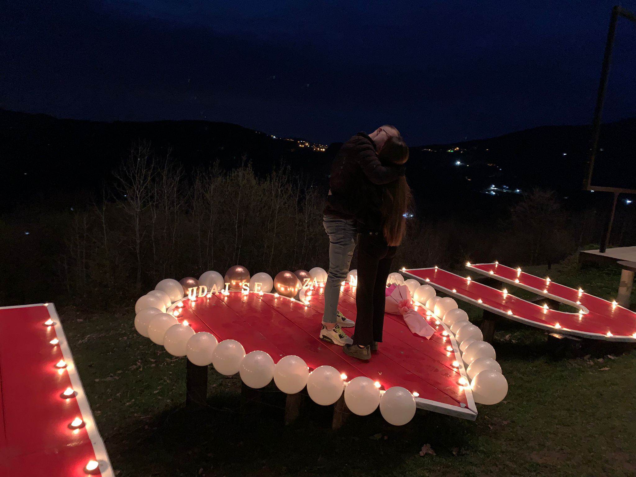 Ljubav na srpsko-holivudski način: Mladen verio Milicu na mestu sa kog pogled puca na pola Šumadije, platforma koju je napravio Ivo Car postaje sve popularnja (FOTO)