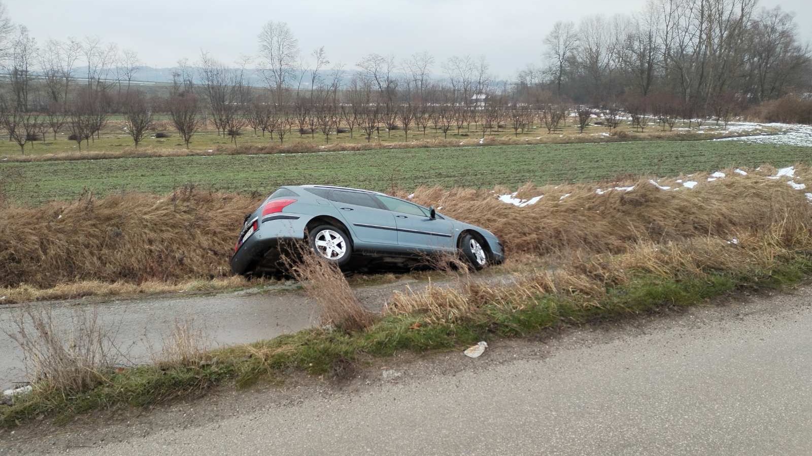 Sleteli sa puta u kanal: Kombi i putničko vozilo proklizali na mokrom kolovozu, sabraćajna nezgoda u mestu Orašac