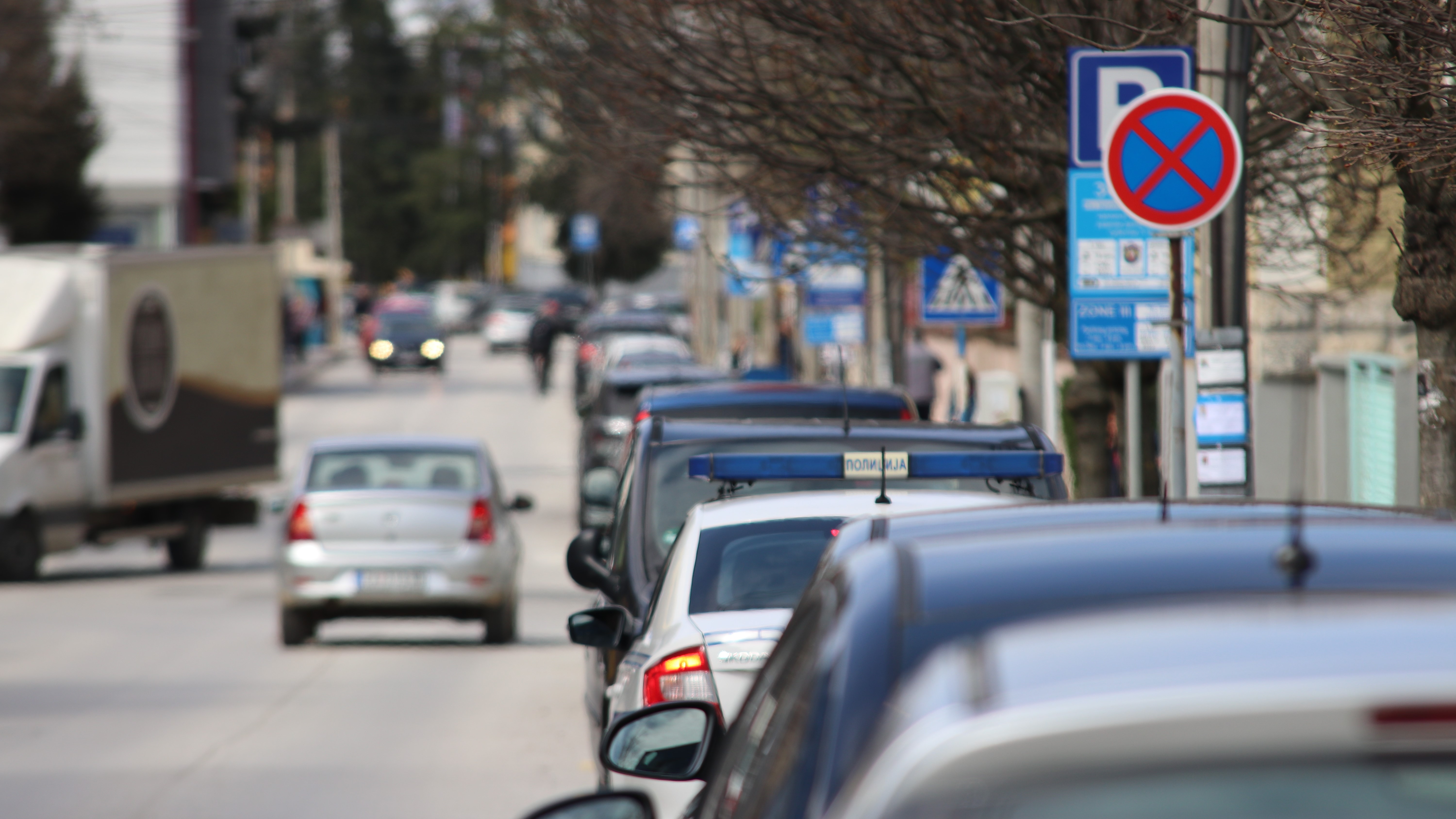 U sred noći ukrali tri auta sa parkinga i nestali u nepoznatom pravcu: Neverovatna kradja u okolini Kragujevca, lopovi bez pardona odvezli dva golfa i jednog bmv-a