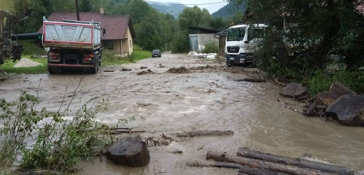 Pod vodom šetalište u Prijepolju, saobraćaj na lokalnom putu u Užicu bio u prekidu: Ogromna kiša pala u kratkom vremenskom roku, izlio i potok u selu Karan