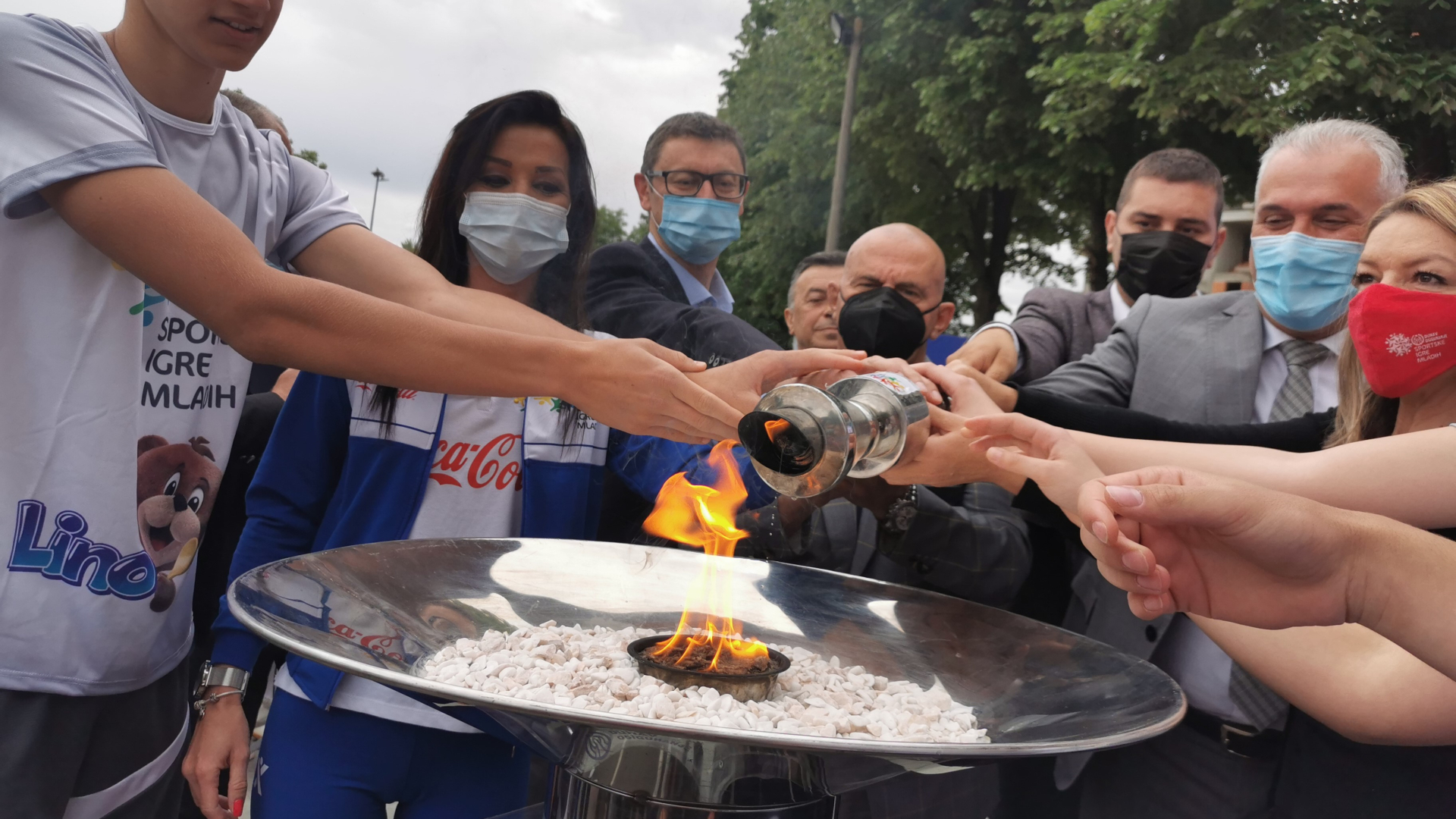 Veljko, Sofija i Marijana baklju prijateljstva zapalili i proneli kroz čitav grad: Arillje je ovogodišnji domaćin Sportskih agara mladih, u Čačku sledi finale