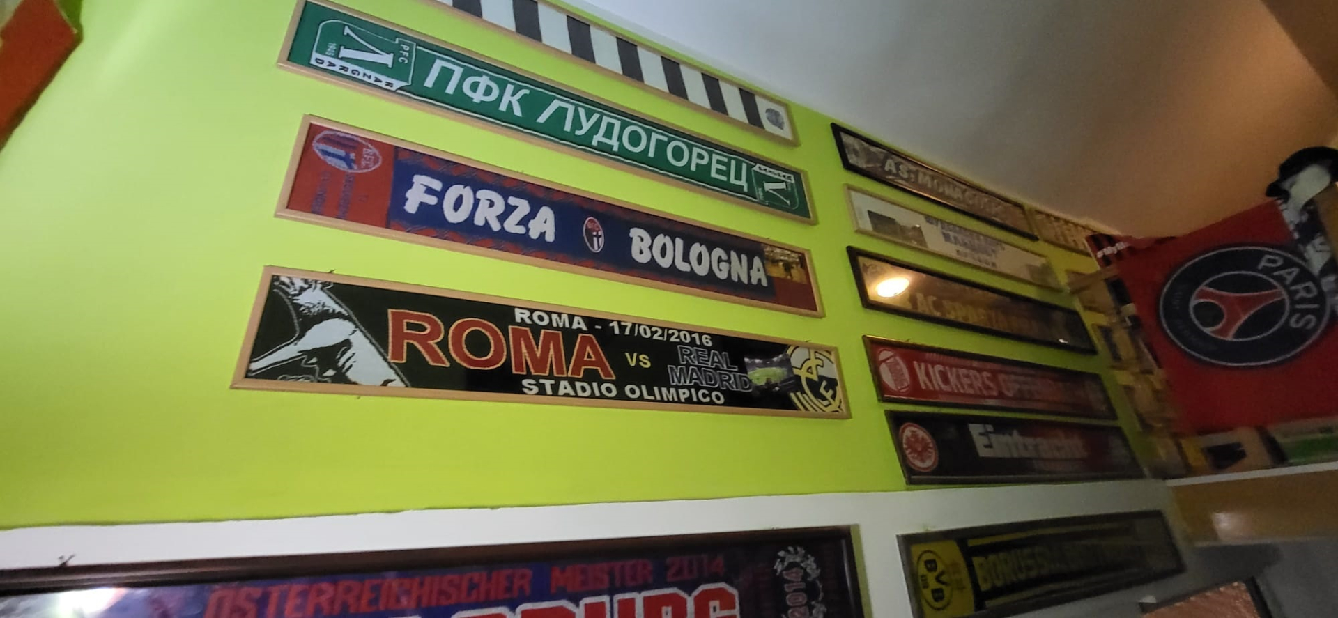 Skoro 30 godina suplja sličice fudbalera, dresove i šalove: Vladan iz sela Lopaš napravio neverovatan muzej fuddbala u svojoj kući (FOTO
