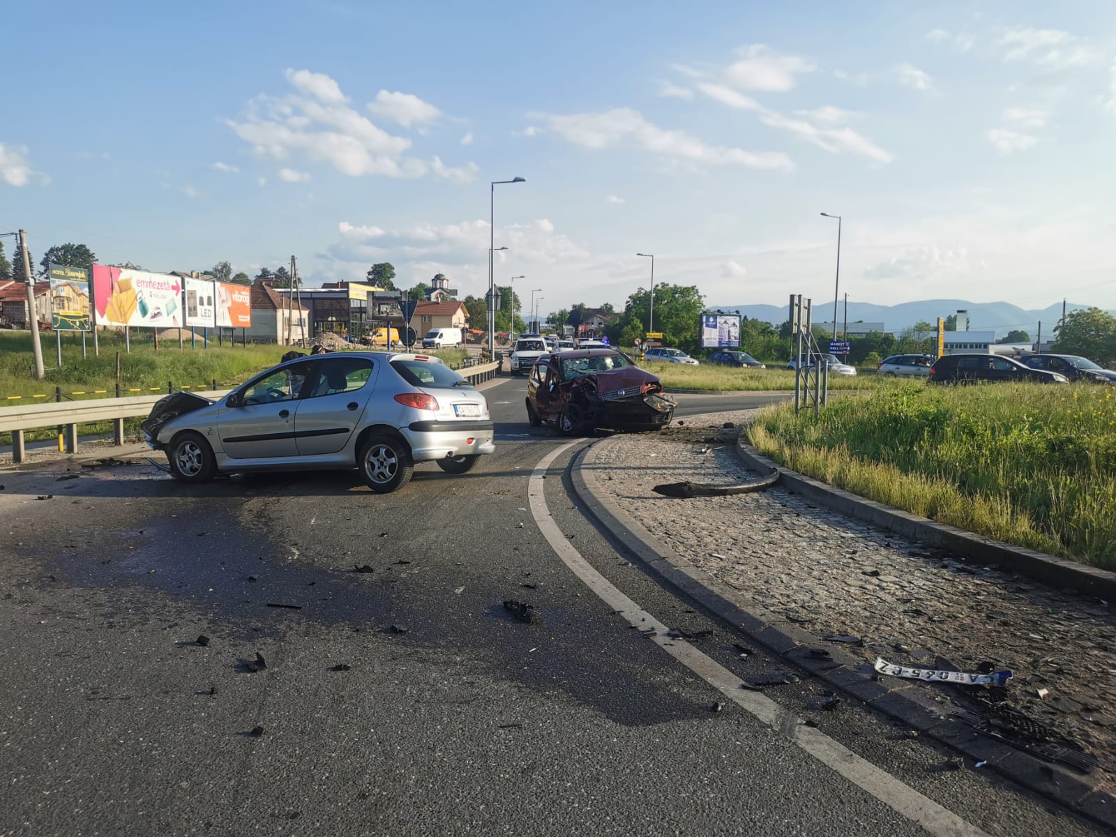Ušao u kružni tok u pogrešnom smeru i izazvao sudar: Dvojica muškaraca pobređena u saobraćajnoj nezgodi u Preljini kod Čačka (FOTO)