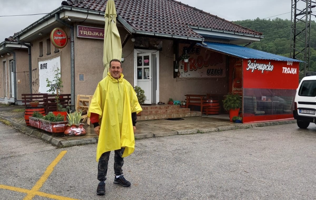 Neverovatna odluka vozača kamiona: Milan je kabinu teretnjaka zamenio za hodočašće do manastira Ostrog, popucali mu žuljevi i patike ali on ne odustaje da peške stigne do velike svetinje/ Foto: Privatna arhiva