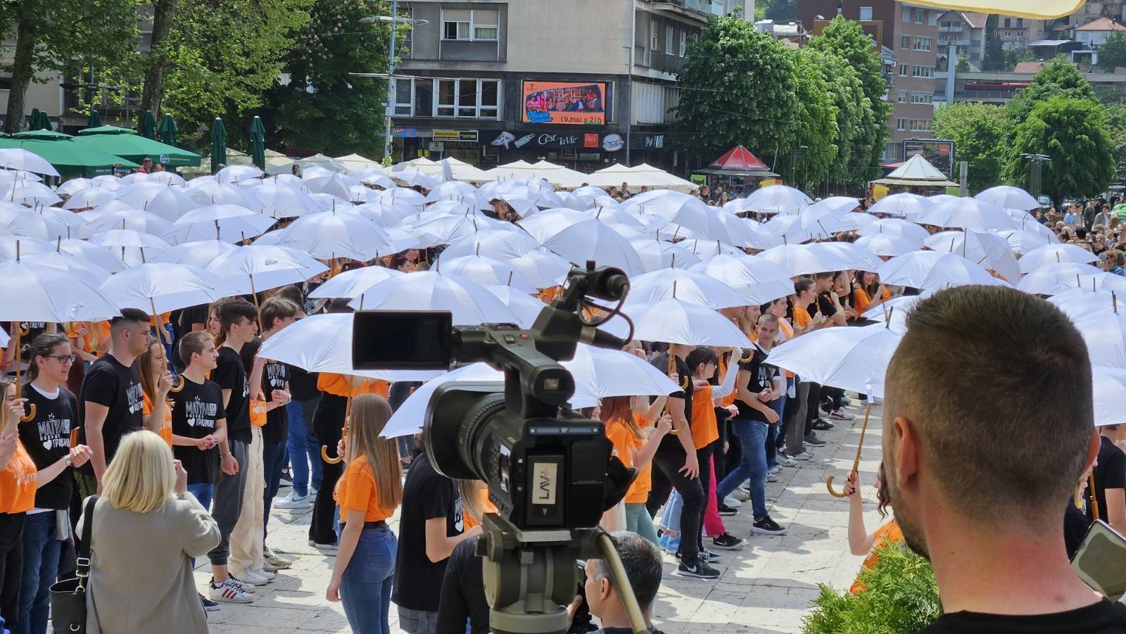 Iz ovog grada poslata najlepša slika: Blizu hiljadu maturana zaplesalo na gradskom trgu u Užicu, na dirljiv način obeležili kraj srednjoškolskog obrazovanja/ Foto: RINA
