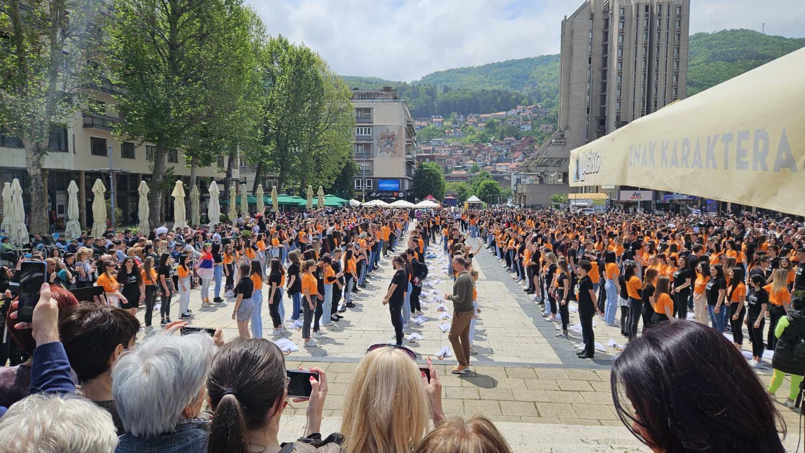 Beli kišobrani i ludi letnji ples, iz ovog grada poslata najlepša slika: Blizu hiljadu maturana zaplesalo na gradskom trgu u Užicu, na dirljiv način obeležili kraj srednjoškolskog obrazovanja (FOTO)