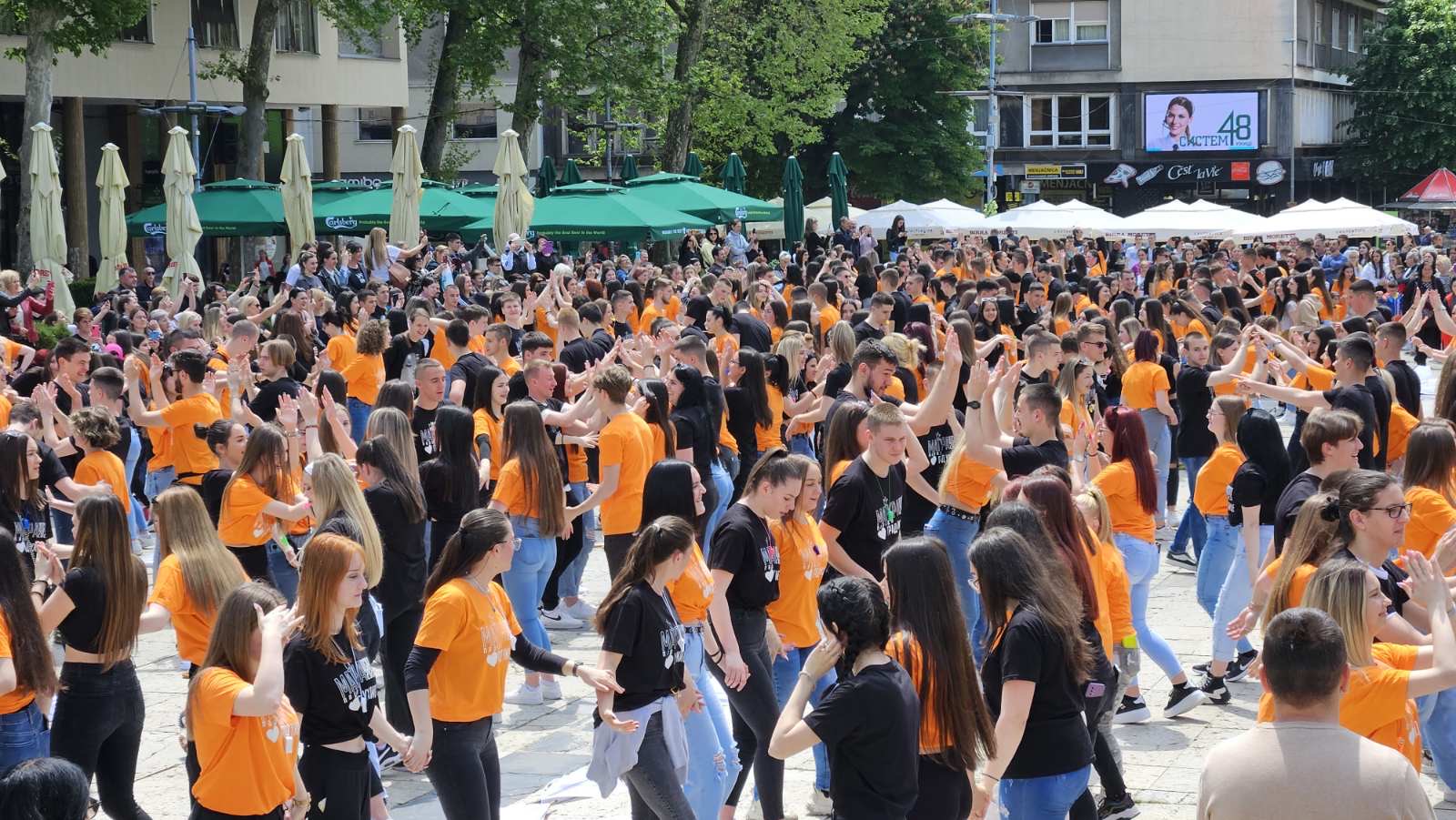 Iz ovog grada poslata najlepša slika: Blizu hiljadu maturana zaplesalo na gradskom trgu u Užicu, na dirljiv način obeležili kraj srednjoškolskog obrazovanja/ Foto: RINA