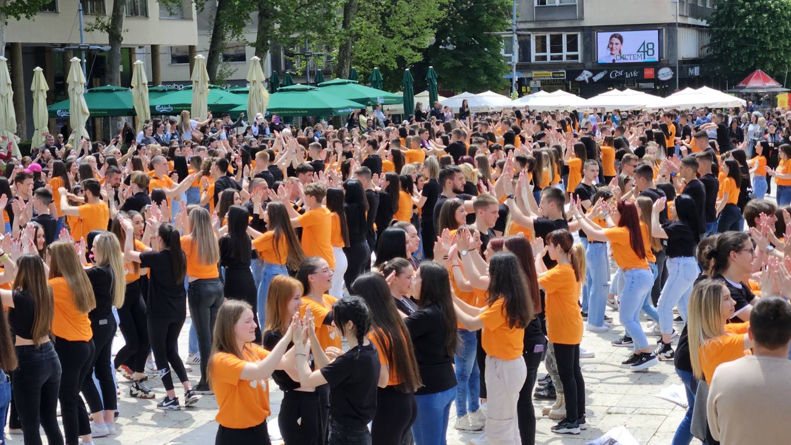 Iz ovog grada poslata najlepša slika: Blizu hiljadu maturana zaplesalo na gradskom trgu u Užicu, na dirljiv način obeležili kraj srednjoškolskog obrazovanja/ Foto: RINA