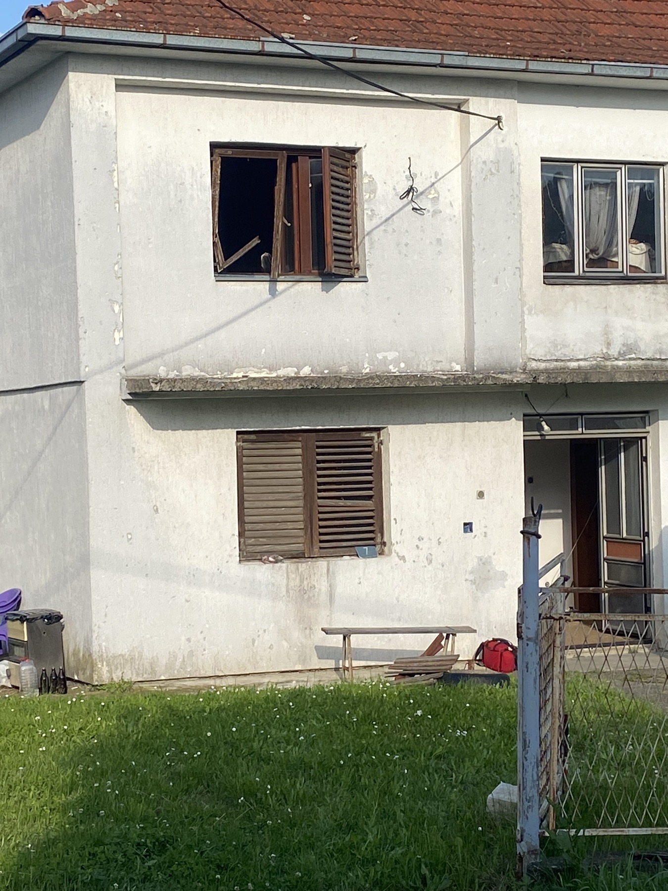 Čula je jauke i odmah me pozvala: Nikola iz Aranđelovca rukom razvalio daske na prozoru kako bi spasio bolesnog čoveka, ovo nije prvo njegovo herojsko delo (FOTO)
