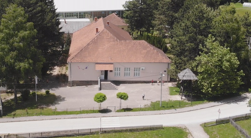 Nije nam svejedno nakon evakuacije, naša deca rastu na selu i sve ovo im je šok: Lažna dojava o bombi uznemirila roditelje mališana u Pranjanima