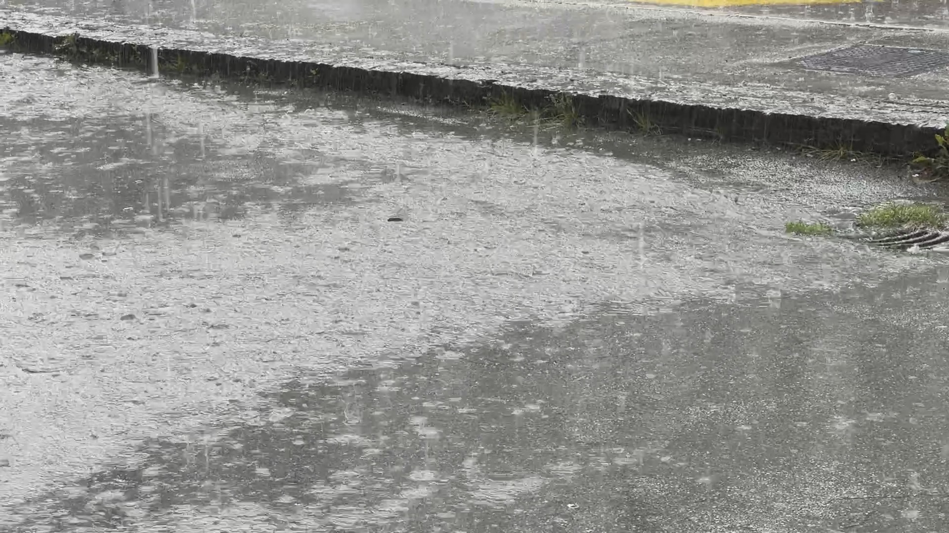 Pucalo se kao da je rat, unakrsna paljba na nebu kod Čačka: Jako olujno nevreme pogodilo veliki broj sela, svi protivgradni strelci i dalje u pripravnosti