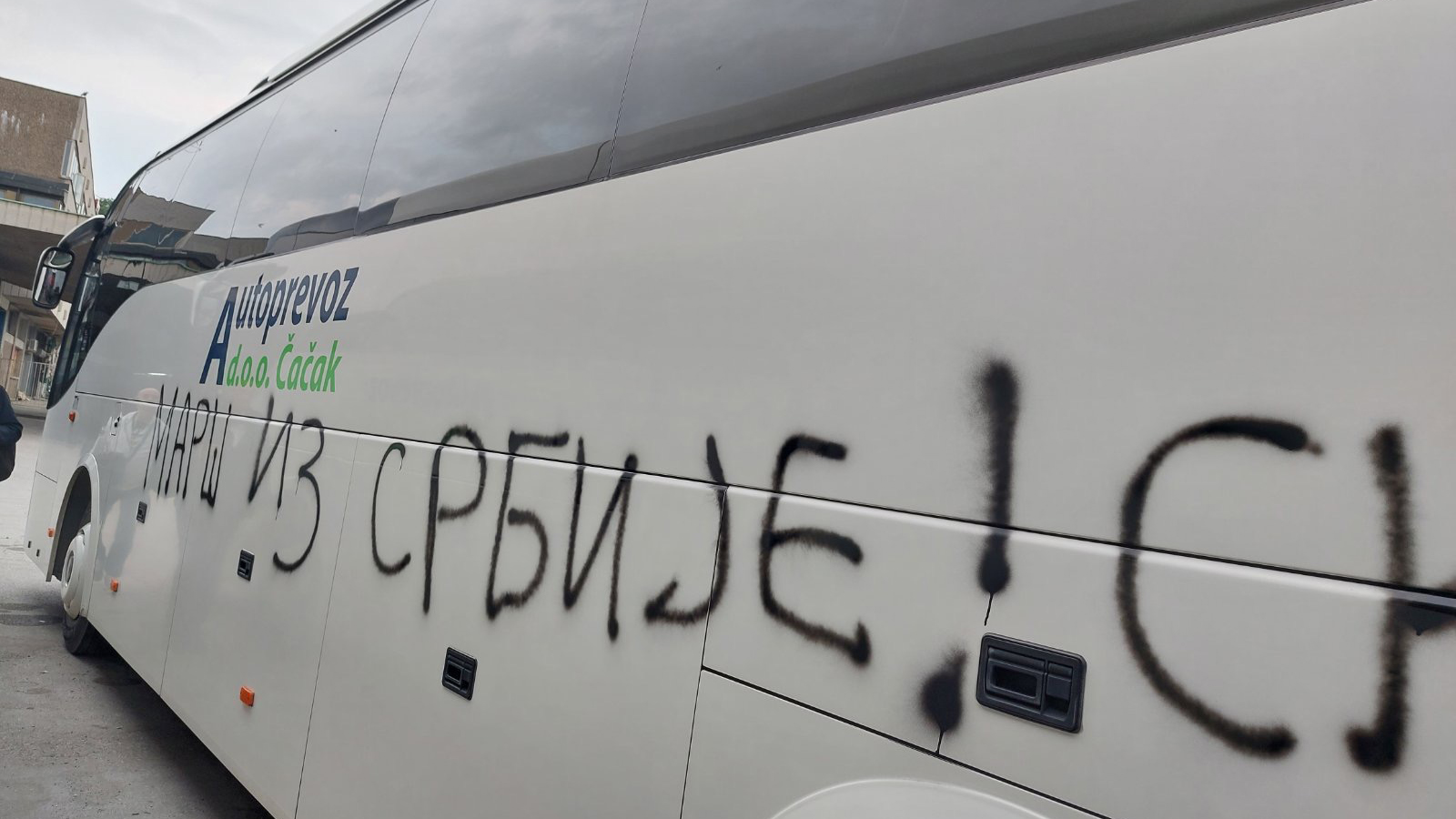 Neviđeni vandalizam na Autobuskoj stanici u Čačku: Bahati pojedinci tokom noći upali i oštetili šest vozila, izbušene gume i ispisani uvredljivi grafiti (FOTO)
