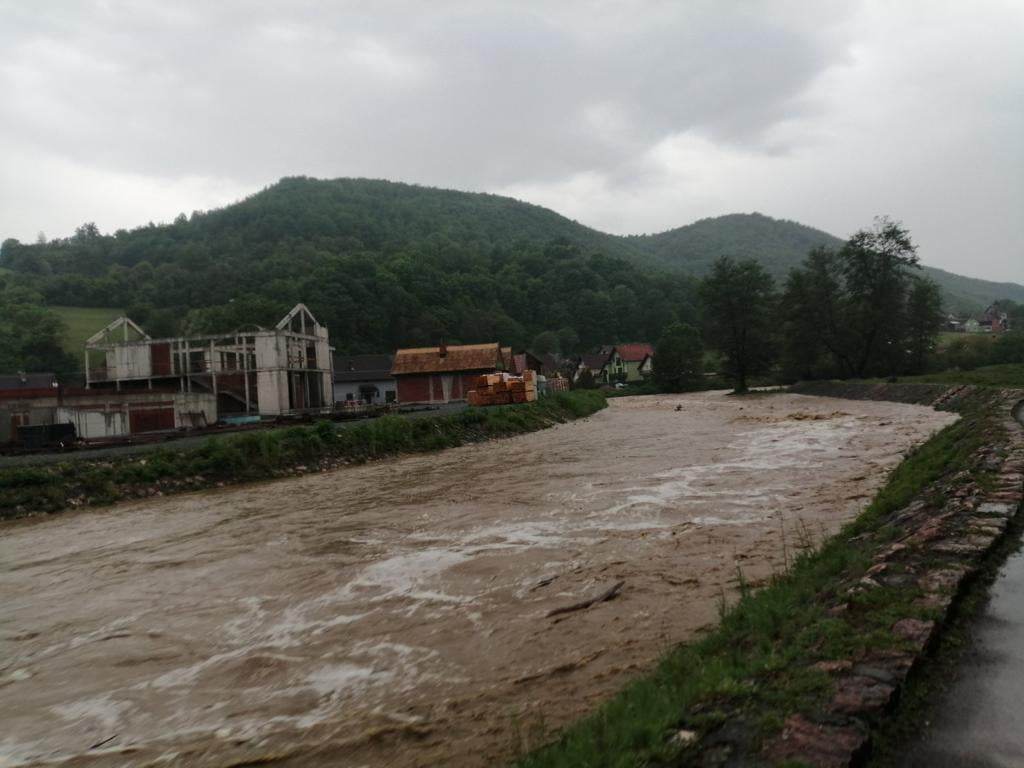 Alarmantna situacija nakon nevremena i u Kosjeriću: Grad opostošio mnoga sela i uništio malinjake, pritoke Skrapeža se izlile i poplavile puteve i dvorišta