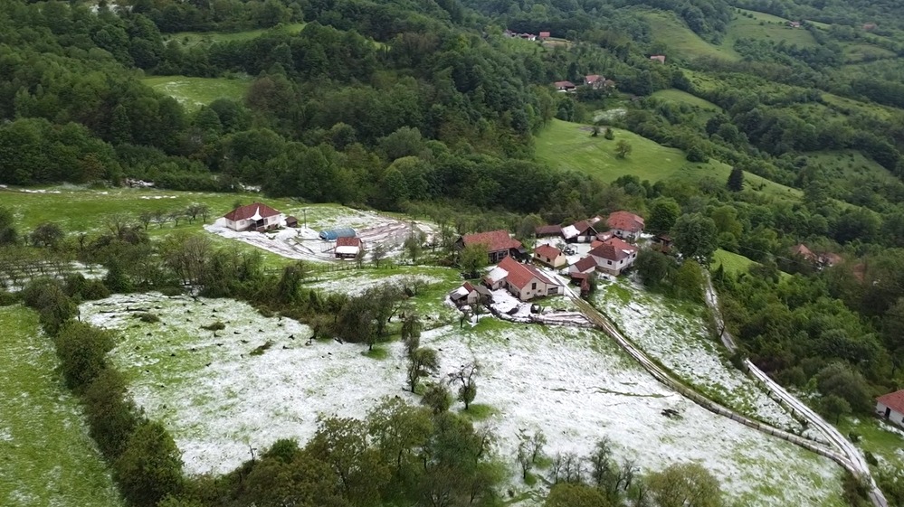 Ledenice od grada još se nisu otopile, bele se njive na Kablaru: Zbog nevremena na desetine meštana još uvek nema struju, vodena bujica uništila i lokalne puteve (FOTO)