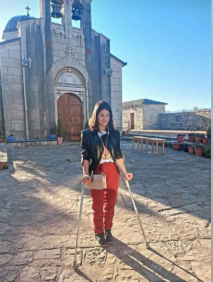 Pritrčao je i ujeo me za nogu, uplašila sam de me ne obori i teško povredi: Pas lutalica krvnički napao devojku sa invaliditetom u Priboju, svaki dan divlji čopor ujeda građane (FOTO)