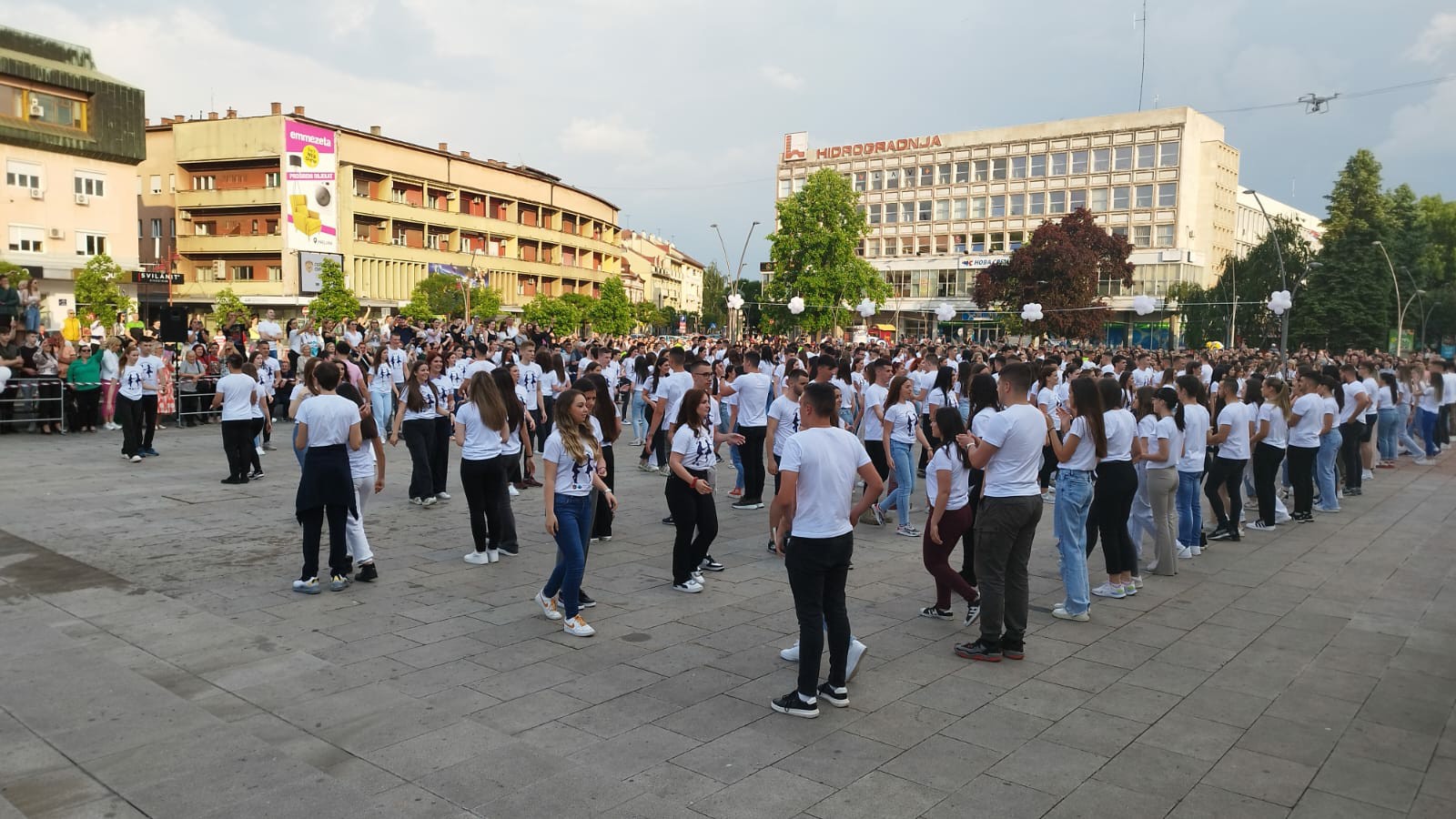 Preko 500 svršenih srednjoškolaca otplesalo tradicionalni maturski ples na Gradskom trgu / foto: RINA