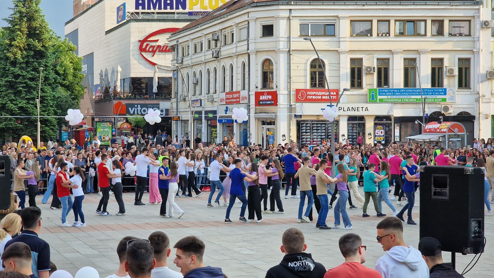 Preko 500 svršenih srednjoškolaca otplesalo tradicionalni maturski ples na Gradskom trgu / foto: RINA
