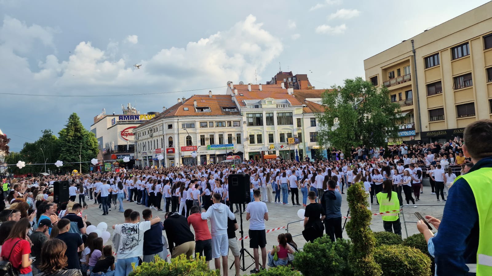 Preko 500 svršenih srednjoškolaca otplesalo tradicionalni maturski ples na Gradskom trgu / foto: RINA