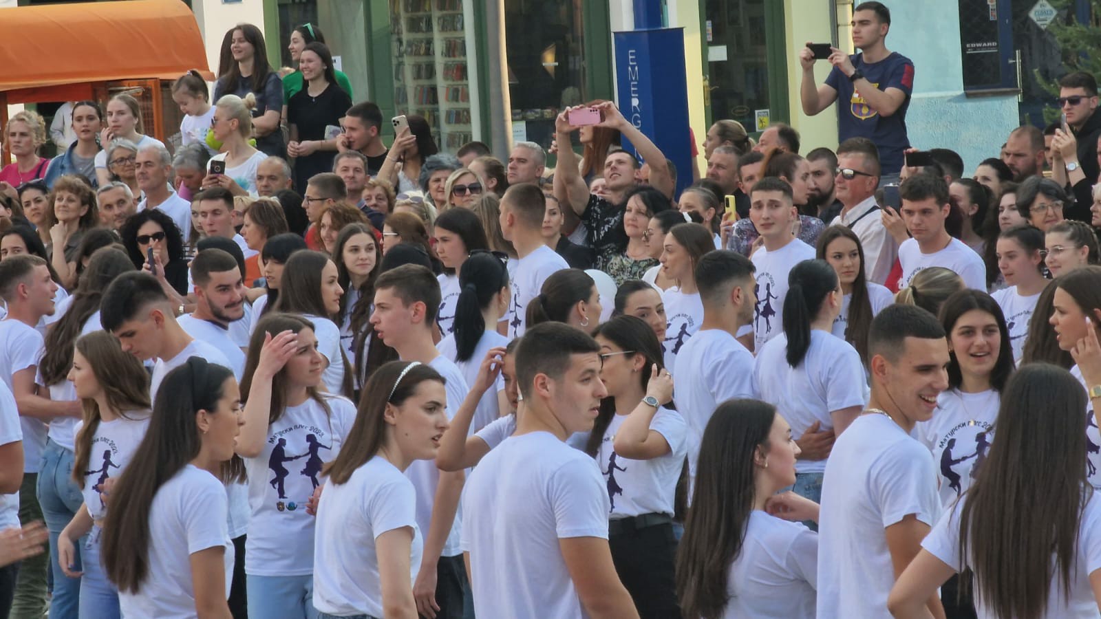 Preko 500 svršenih srednjoškolaca otplesalo tradicionalni maturski ples na Gradskom trgu / foto: RINA