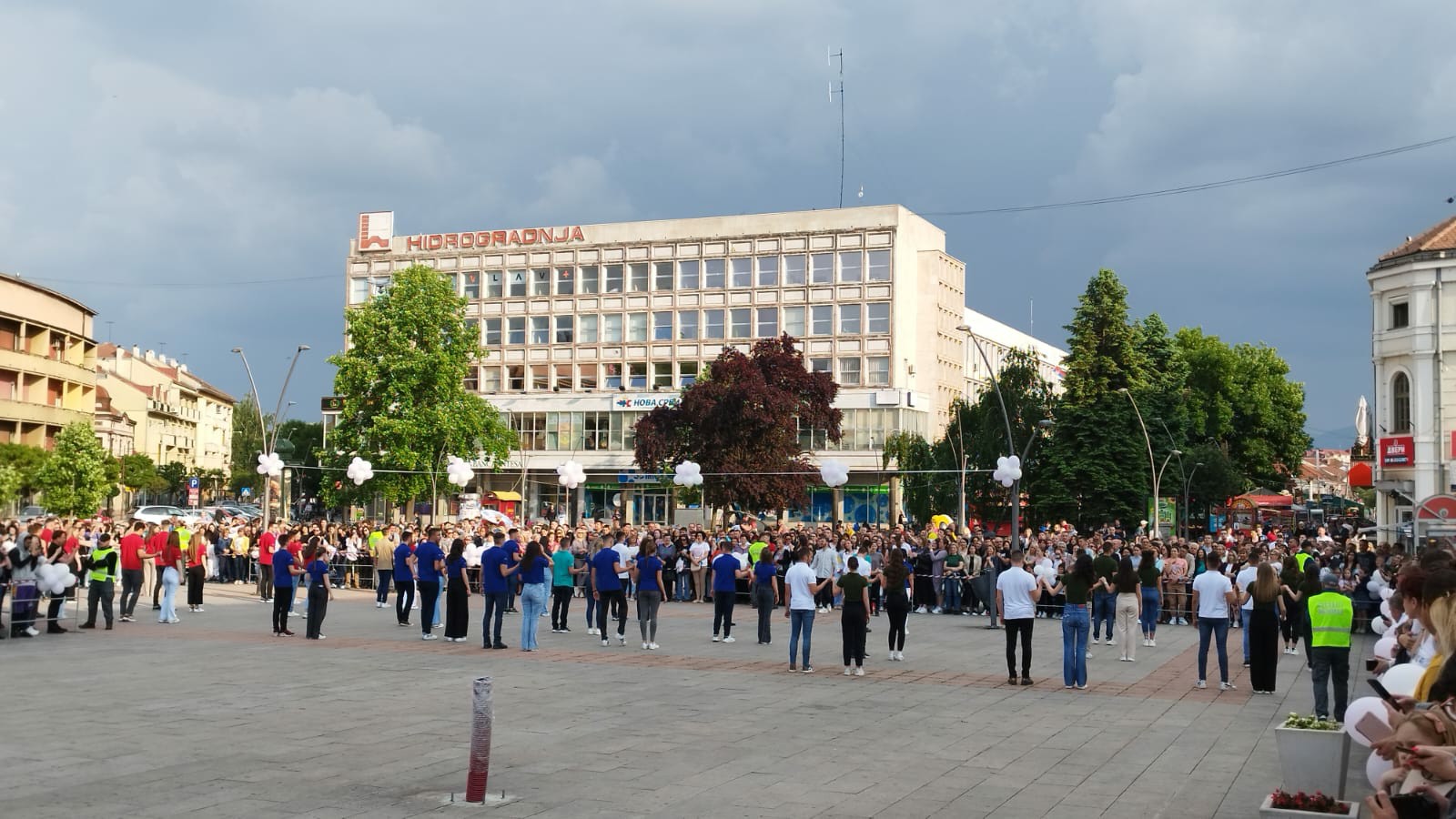 Veličanstvena slika poslata iz Čačka: Preko 500 svršenih srednjoškolaca otplesalo tradicionalni maturski ples na Gradskom trgu, ovo je njihov korak u neki novi svet (FOTO)