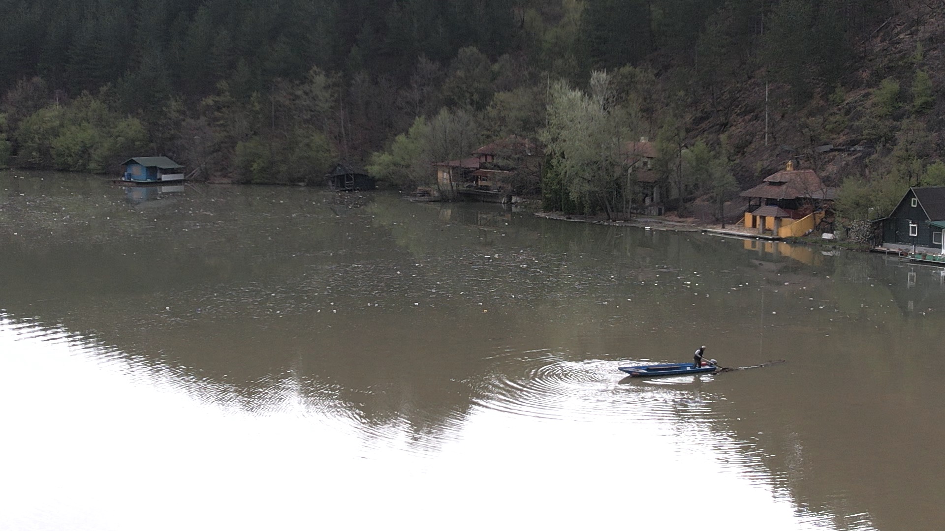Radnik upao u jezero, tragedija izbegnuta za dlaku/ Foto: Rina