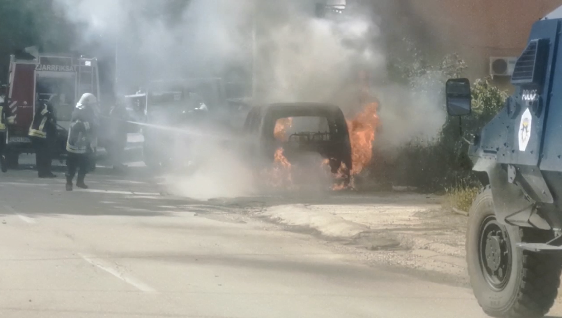 Buktinja nasred puta u Zubinom potoku, kamenovan i zapaljen automobil televizijske ekipe: Nastavlja se haos i napadi na novinare na severu Kosova (VIDEO)