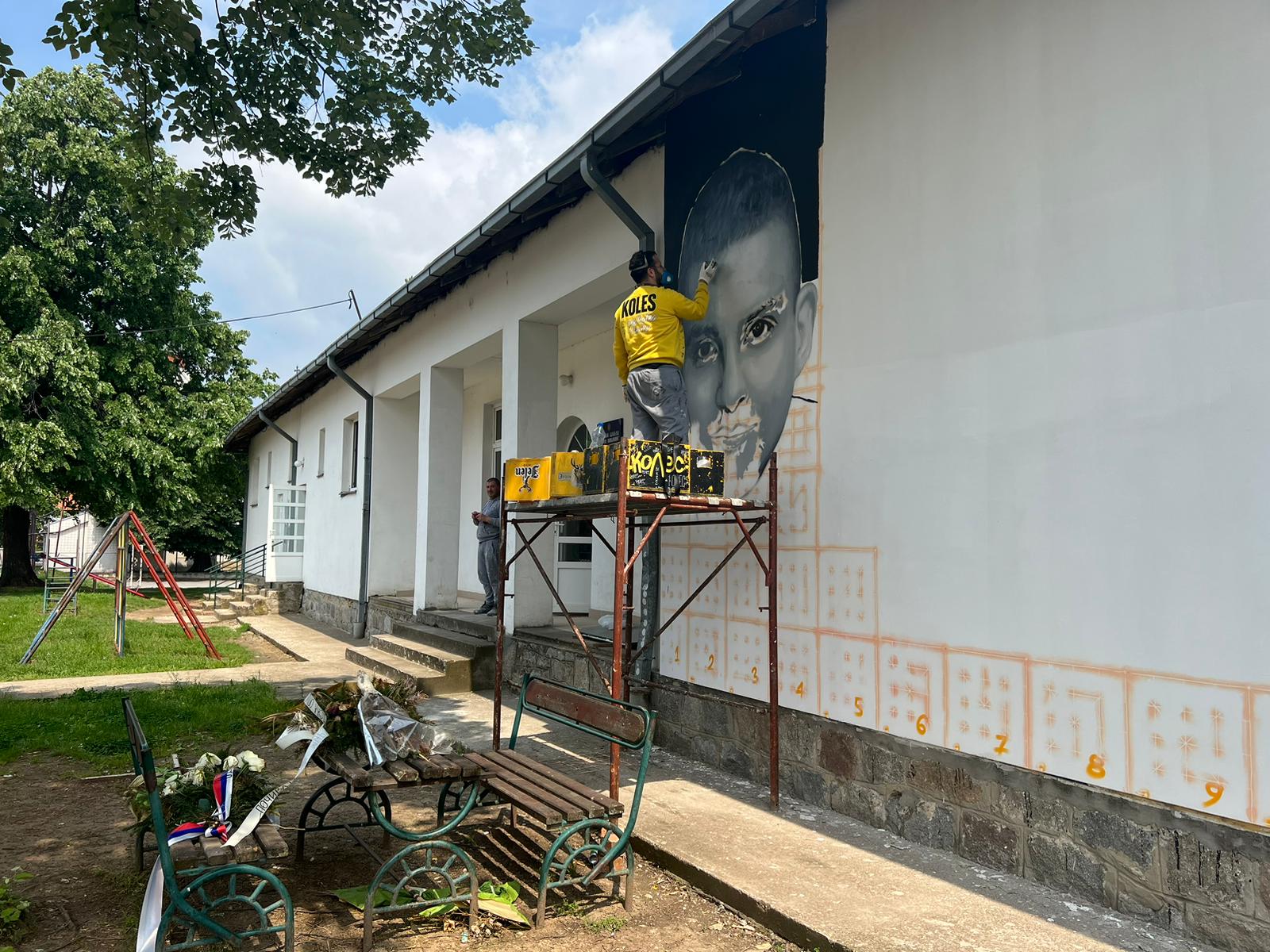 Njihova lica moramo zauvek da pamtimo: Oslikava se mural za Kristinu, Milana i Dalibora koje je Uroš upucao dok su sedeli na omiljenoj klupici u rodnom selu (FOTO)(VIDEO)