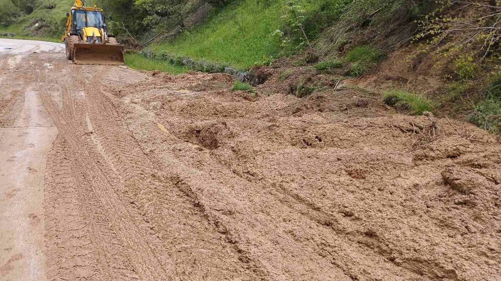 Ogromna količina zemlje  se obrušila na put: Nevreme pokrenulo klizišta na teritoroji opštine Ivanjica, najteža situacija na prilaznom putu ka selu Močioci (FOTO)