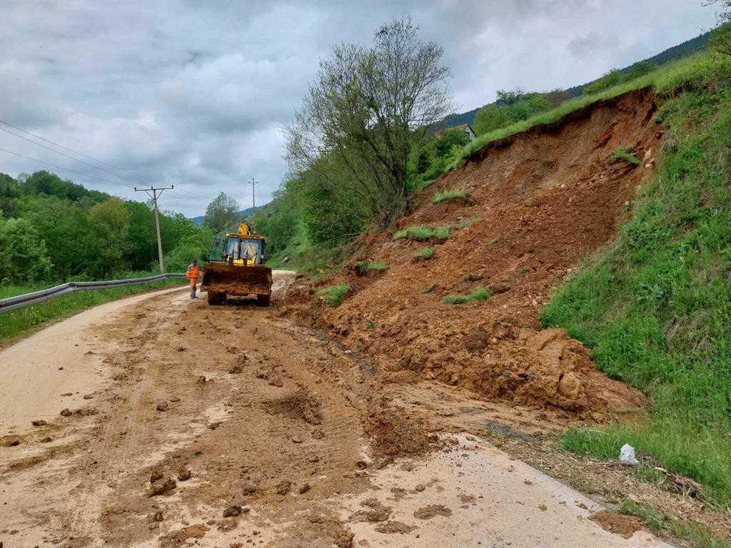 Nevreme pokrenulo klizišta na teritoroji opštine Ivanjica, najteža situacija na prilaznom putu ka selu Močioci/ Foto: RINA