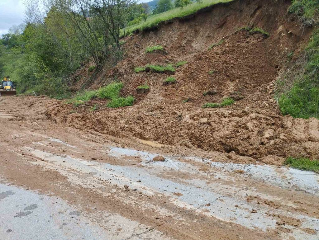 Nevreme pokrenulo klizišta na teritoroji opštine Ivanjica, najteža situacija na prilaznom putu ka selu Močioci/ Foto: RINA